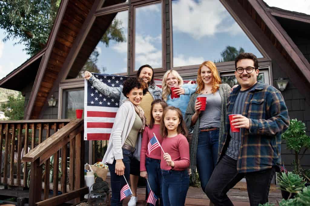 Familia reunida en una casa con jardín en los Estados Unidos
